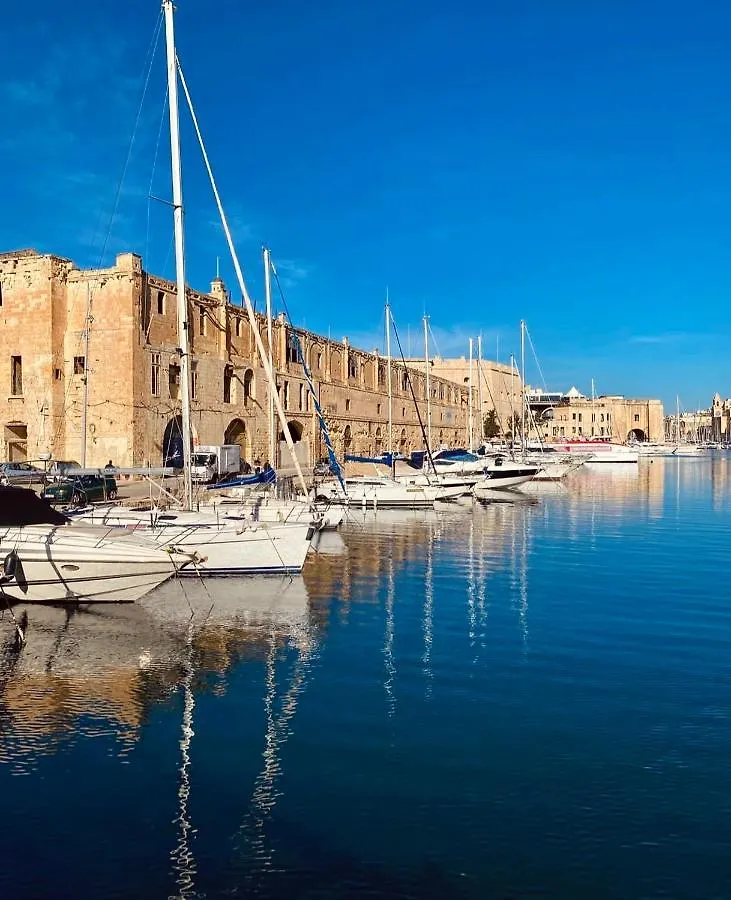 New & Unique Apartment - A 5 Minutes Ferry To Capital City Of Valletta Senglea